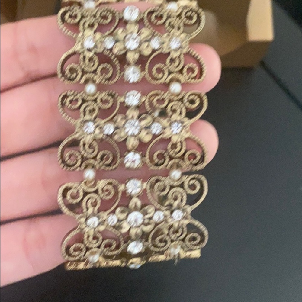 Forever 21 elastic/stretch butterfly bracelet 🦋 - Picture 6 of 6